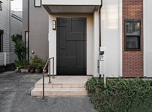 Входная дверь MRC-0742 черный RAL 9005 2 замка зеркало