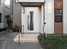 Входная дверь MRC-6312 рейлинг белый RAL 9003 2 замка скрытые петли